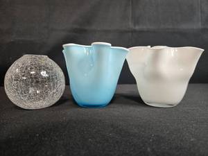 lot 25 image: Set of 2 Small Handkerchief and 1 Crackle Glass Vases