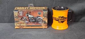 lot 100 image: Harley-Davidson Mug and 118 Die-Cast 2002 Dyna Super Glide Sport Replica