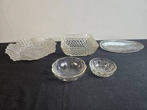 lot 137 image: Collection of Vintage Pressed Glass Bowls and Dishes