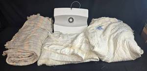 lot 244 image: Belkin Laptop Cooling Lounge Model F5L028 with 3 Assorted Throw Blankets