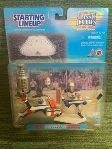 lot 4 image: 1999-2000 Starting Lineup Grant Fuhr & Wayne Gretzky(1986-1987)