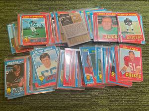 lot 8 image: Lot of 1971 Vintage Football lot of over 200 cards varying conditions