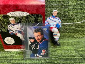 lot 141 image: Hallmark Keepsake Ornament Wayne Gretzky with Exclusive Upper DeckHallmark Trading Card
