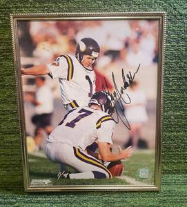 lot 206 image: Vikings Gary Anderson Autographed 8 x 10 Framed Photo