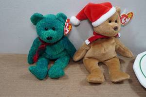 lot 186 image: Christmas Dcor - Beanie Babies, Cookies for Santa Plate, Bell