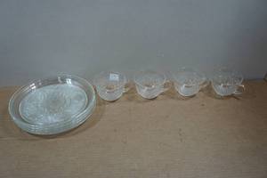 lot 190 image: Sandwich Glass Snack Set