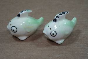 lot 208 image: Vintage Ceramic Fish Salt & Pepper Shaker Set