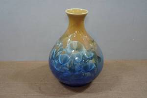 lot 213 image: Glazed Pottery Vase