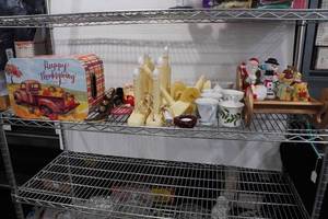 lot 219 image: Holiday Dcor