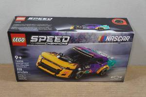 lot 243 image: Lego Speed Champions 328 Piece Building Set