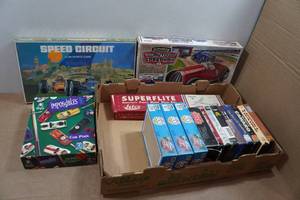 lot 262 image: Assorted Puzzles and VHS Movies