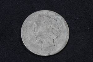 lot 2 image: US Peace Silver Dollar Coin