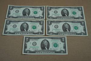 lot 15 image: 5 Uncirculated Sequential US $2 Bills