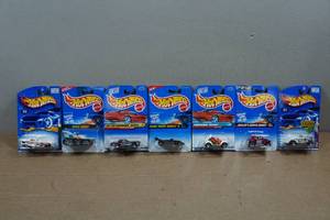 lot 62 image: 7 Hot Wheels