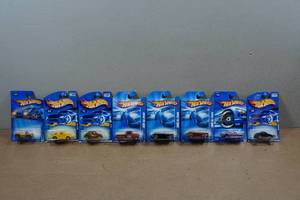 lot 72 image: 8 Hot Wheels