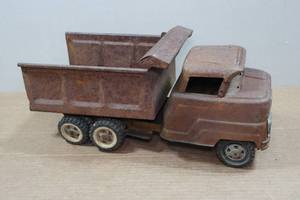 lot 98 image: Vintage Structo Hydraulic Dump Truck