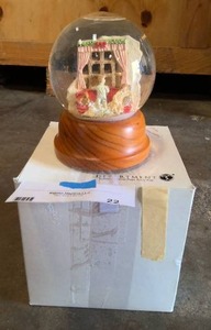 lot 22 image: vintage snow globe