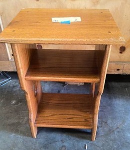 lot 48 image: Small oak side table