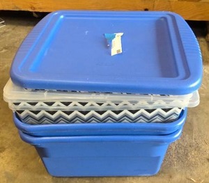 lot 68 image: 4 Small plastic totes