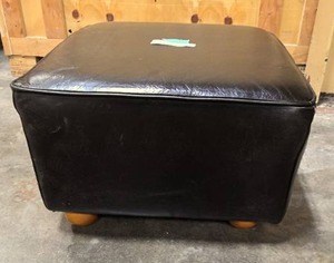 lot 84 image: Small leather ottomon