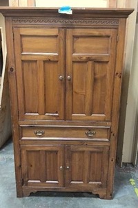 lot 88 image: Wood tv cabinet