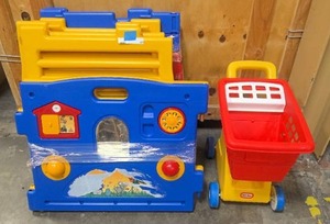 lot 105 image: Kids play pin and shopping cart
