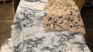 lot 107 image: Large comforter and throw blanket