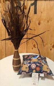 lot 170 image: Throw pillow and table dcor