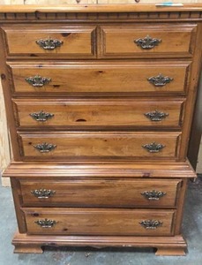 lot 174 image: Solid wood chest of drawers