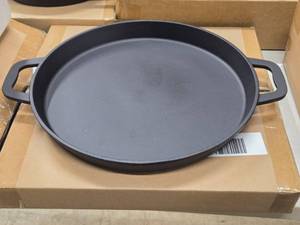 lot 460 image: Kitchen HQ 12 Cast Iron Circular Pan
