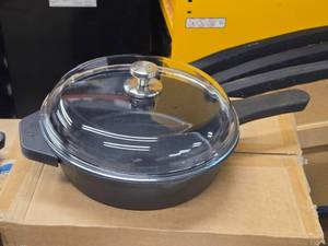 lot 462 image: Kitchen HQ 11 Cast Iron Skillet with Glass Lid