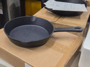lot 458 image: Kitchen HQ 8 Cast Iron Fry Pan