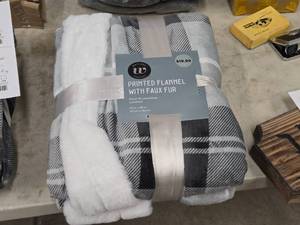 lot 526 image: Printed Flannel with Faux Fur Throw 50 x 60