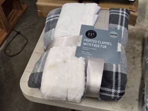 lot 525 image: Printed Flannel with Faux Fur Throw 50 x 60