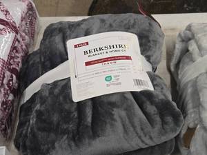 lot 523 image: Berkshire Blanket & Home Co Velvetsoft Ultra Supreme Throw 2-pack 60 x 70