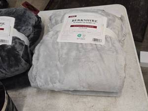 lot 524 image: Berkshire Blanket & Home Co Velvetsoft Ultra Supreme Throw 2-pack 60 x 70