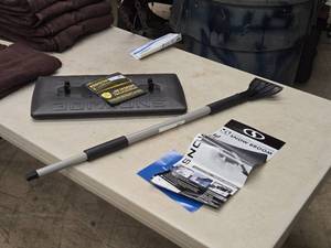 lot 519 image: Snow Joe Snow Broom  Ice Scraper  Jumbo  2-in-1