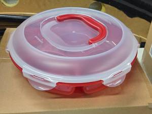 lot 552 image: Lock n Lock Plastic Serving Tray with Lid