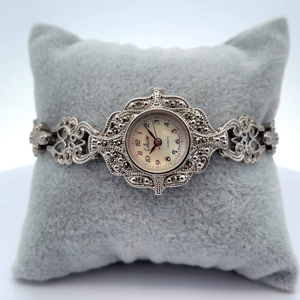 lot 38 image: Collezio Ladies Watch  7  Band