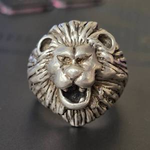 lot 36 image: Vintage Roaring Lion Estate Ring