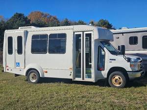lot 3 image: 2014 Ford Econoline Mobility Van