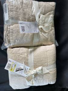lot 42 image: 2pc Linen Quilt Shams - 100 Percent French Linen Front