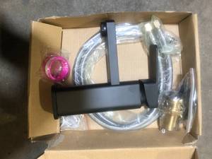 lot 15 image: Black bathroom faucet Customer Returns See Pictures