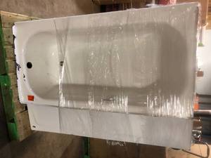 lot 23 image: Bathtub Damaged Various Models and Conditions Customer Returns See Pictures