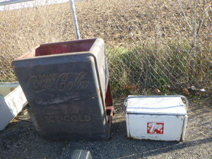 lot 254 image: Vintage Coca-Cola and 7-Up Pieces