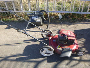 lot 259 image: Craftsman Push Lawn Mower