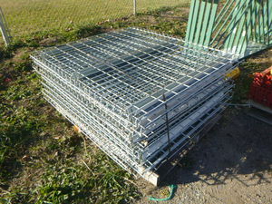 lot 3 image: 20 Pallet Racking 46 X 42 Wire Decks
