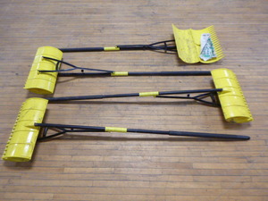 lot 18 image: 4 Amazing Rakes