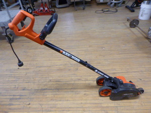 lot 20 image: Black & Decker Edge Hog  Electric Edger