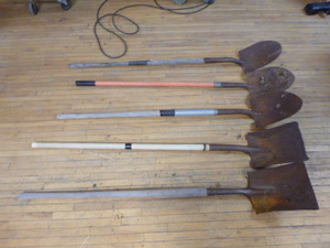 lot 26 image: 5 Shovels